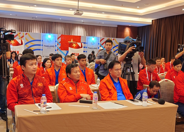 Bộ trưởng Nguyễn Văn Hùng thăm và động viên Đoàn Thể thao Việt Nam tại SEA Games 33 - Ảnh 2.