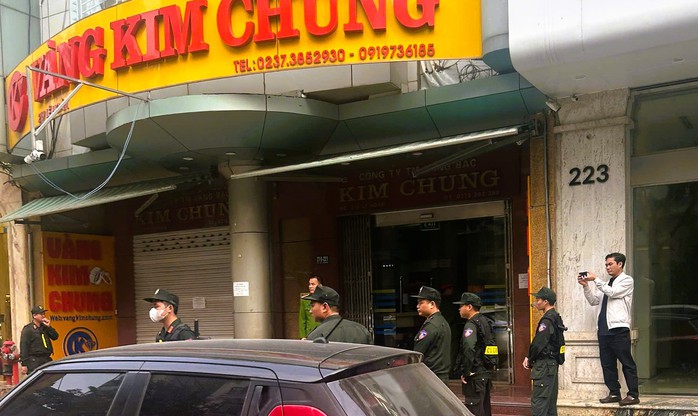 Nhiều cảnh sát lại xuất hiện trước tiệm vàng nổi tiếng xứ Thanh - Ảnh 1.