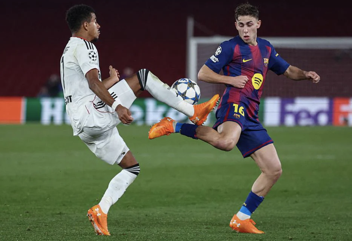 Hậu vệ tỏa sáng, Barcelona ngược dòng giành chiến thắng sân nhà - Ảnh 2.