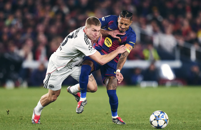 Hậu vệ tỏa sáng, Barcelona ngược dòng giành chiến thắng sân nhà - Ảnh 1.