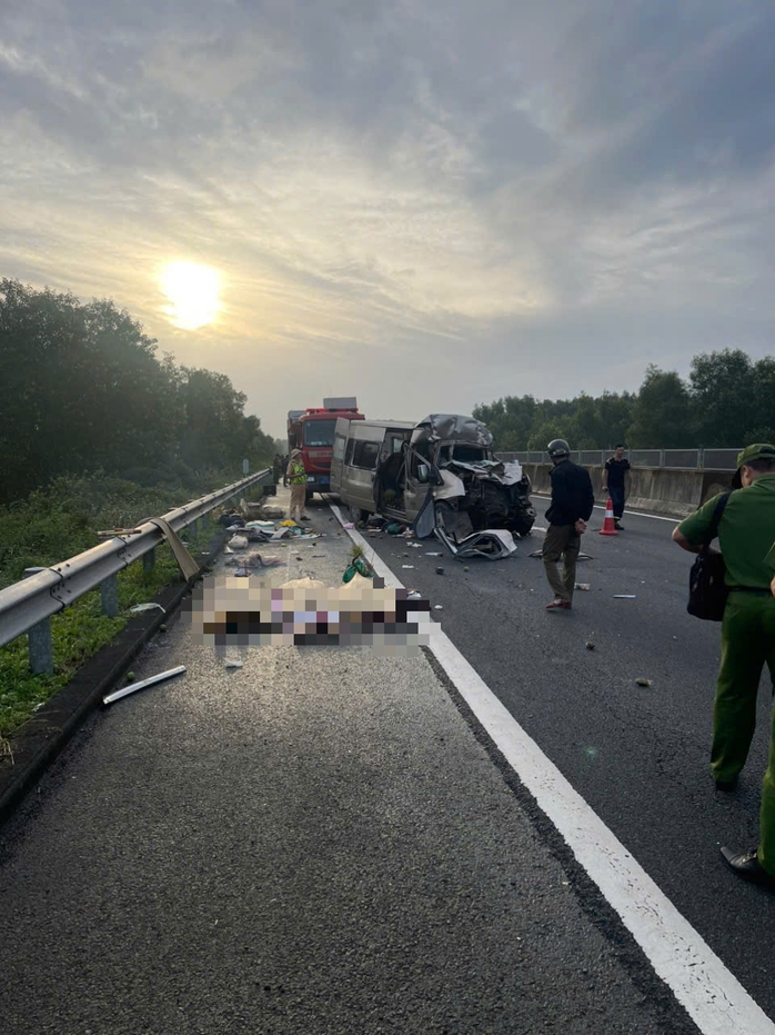 Tai nạn trên cao tốc Đà Nẵng – Quảng Ngãi, 3 người chết, 10 người bị thương - Ảnh 1. Tai nạn trên cao tốc Đà Nẵng – Quảng Ngãi, 3 người chết, 10 người bị thương - Ảnh 1.