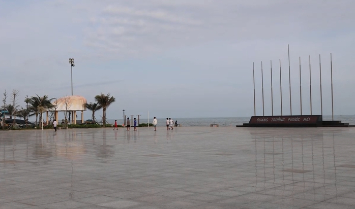 Truy xuất camera tìm chủ nhân chó thả rông cắn bé gái 4 tuổi ở xã Phước Hải - Ảnh 2.