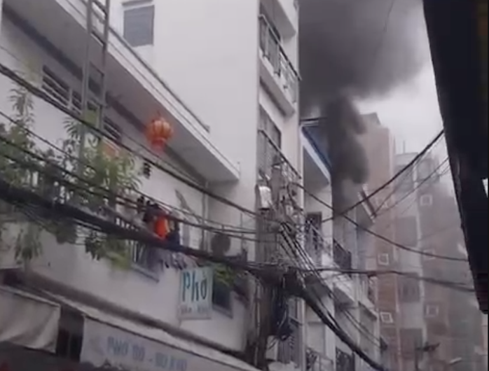 Chập điện gây cháy nhà 3 tầng ở phường Cầu Kiệu TPHCM , không có thương vong - Ảnh 1. Chập điện gây cháy nhà 3 tầng ở phường Cầu Kiệu TPHCM , không có thương vong - Ảnh 1.