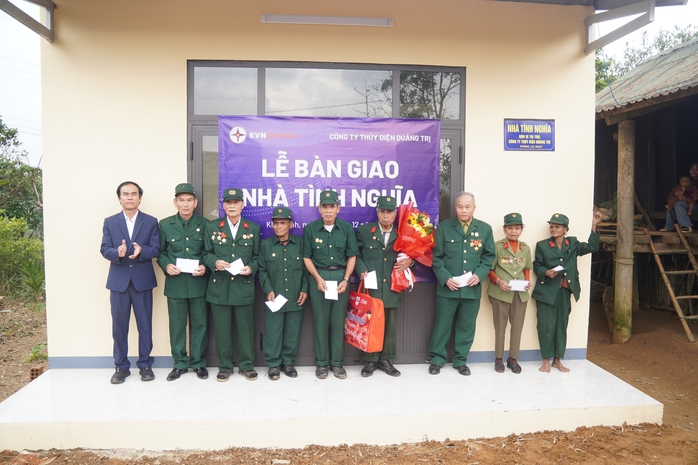 Bàn giao 2 căn nhà tình nghĩa cho 2 gia đình chính sách - Ảnh 3.