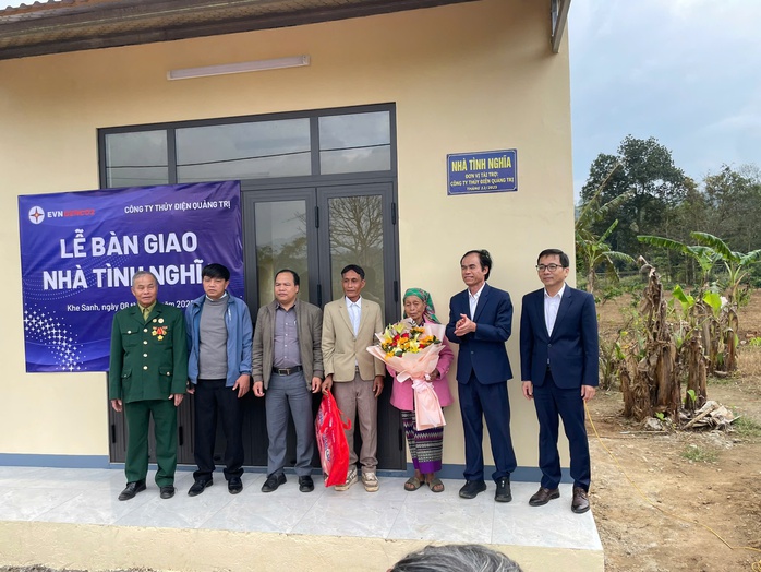 Bàn giao 2 căn nhà tình nghĩa cho 2 gia đình chính sách - Ảnh 2.