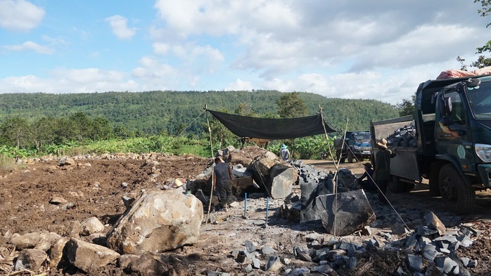 UBND tỉnh Gia Lai chỉ đạo xử lý nghiêm vụ khai thác đá trái phép tại Bờ Ngoong - Ảnh 1. UBND tỉnh Gia Lai chỉ đạo xử lý nghiêm vụ khai thác đá trái phép tại Bờ Ngoong - Ảnh 1.