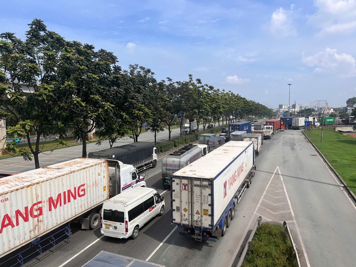 Xe container lật trên cầu vượt Trạm 2 tại TPHCM gây ùn tắc giao thông - Ảnh 3. Xe container lật trên cầu vượt Trạm 2 tại TPHCM gây ùn tắc giao thông - Ảnh 3.