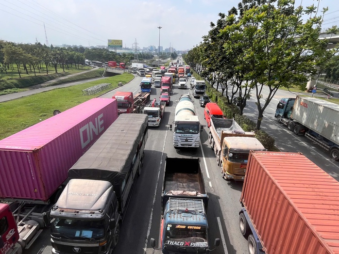 Xe container lật trên cầu vượt Trạm 2 tại TPHCM gây ùn tắc giao thông - Ảnh 2. Xe container lật trên cầu vượt Trạm 2 tại TPHCM gây ùn tắc giao thông - Ảnh 2.