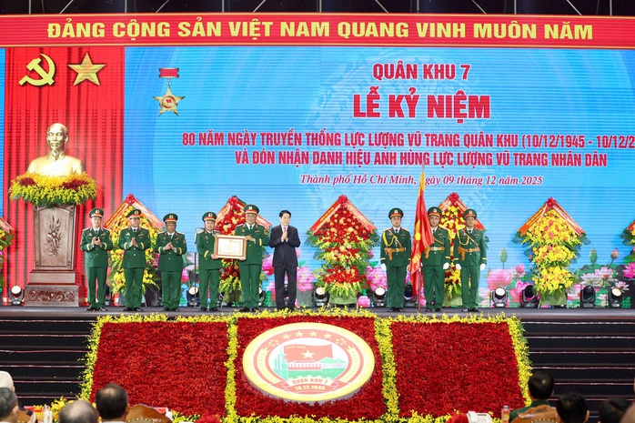 Chủ tịch nước Lương Cường dự lễ kỷ niệm 80 năm ng&agrave;y truyền thống Lực lượng vũ trang Qu&acirc;n khu 7 - Ảnh 8.