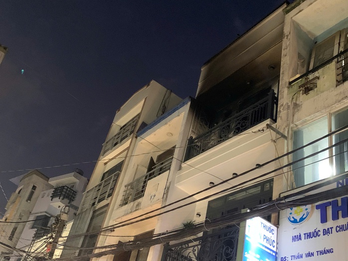 Chập điện gây cháy nhà 3 tầng ở phường Cầu Kiệu TPHCM , không có thương vong - Ảnh 2. Chập điện gây cháy nhà 3 tầng ở phường Cầu Kiệu TPHCM , không có thương vong - Ảnh 2.