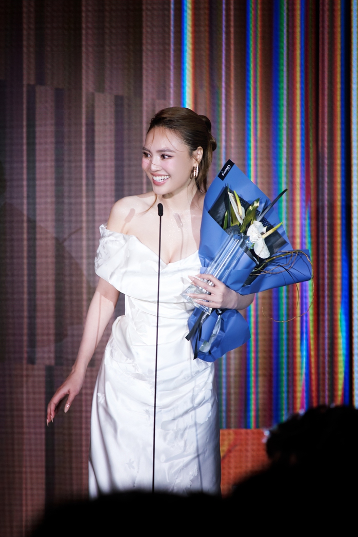 Chiếc váy 300 triệu đồng của Ninh Dương Lan Ngọc - Ảnh 4.