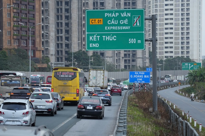 Sớm trở lại Hà Nội, người dân vẫn không thoát ùn tắc- Ảnh 4. Sớm trở lại Hà Nội, người dân vẫn không thoát ùn tắc- Ảnh 4.