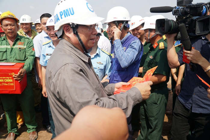 Thủ tướng Phạm Minh Chính kiểm tra, chúc Tết tại sân bay Long Thành- Ảnh 6.