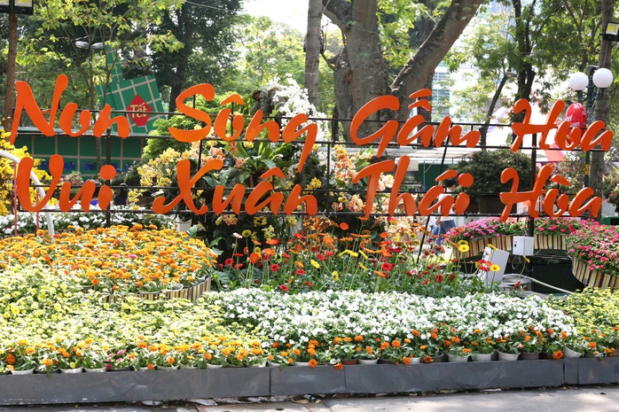 "Áo mới ngày xuân" tại nhiều công viên ở TP HCM- Ảnh 9. "Áo mới ngày xuân" tại nhiều công viên ở TP HCM- Ảnh 9.