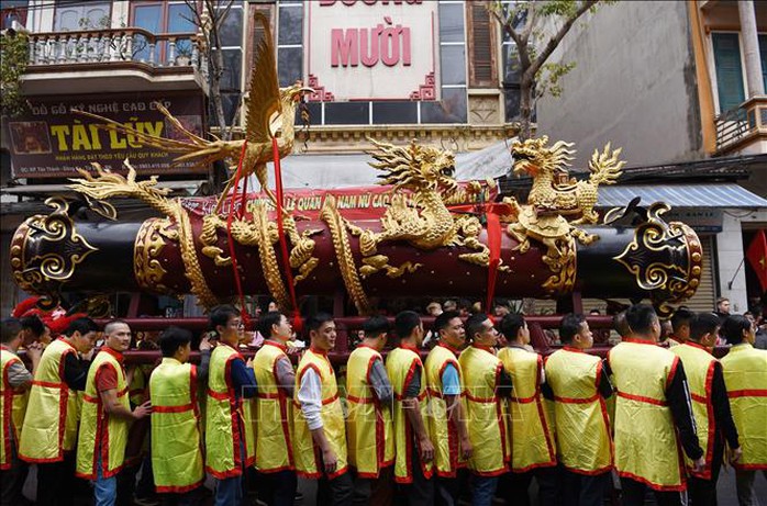Hàng ngàn người rước 2 quả pháo khổng lồ- Ảnh 1. Hàng ngàn người rước 2 quả pháo khổng lồ- Ảnh 1.