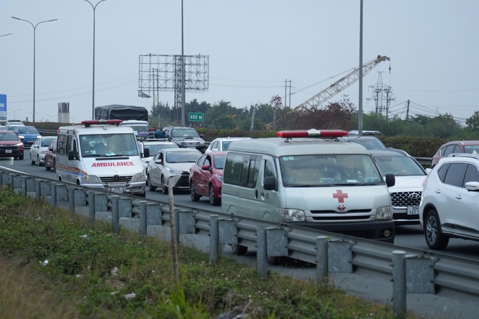 Sớm trở lại Hà Nội, người dân vẫn không thoát ùn tắc- Ảnh 6. Sớm trở lại Hà Nội, người dân vẫn không thoát ùn tắc- Ảnh 6.