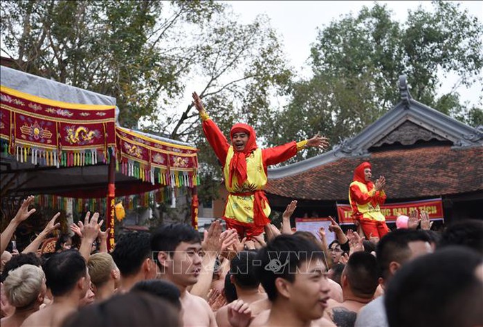Hàng ngàn người rước 2 quả pháo khổng lồ- Ảnh 3. Hàng ngàn người rước 2 quả pháo khổng lồ- Ảnh 3.