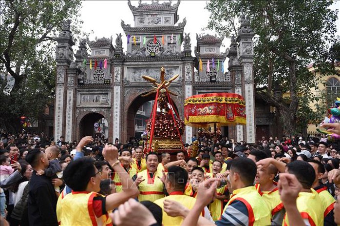 Hàng ngàn người rước 2 quả pháo khổng lồ- Ảnh 2. Hàng ngàn người rước 2 quả pháo khổng lồ- Ảnh 2.