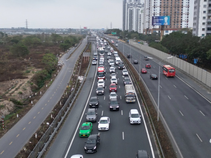 Sớm trở lại Hà Nội, người dân vẫn không thoát ùn tắc- Ảnh 1. Sớm trở lại Hà Nội, người dân vẫn không thoát ùn tắc- Ảnh 1.
