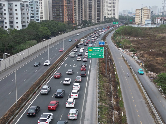 Sớm trở lại Hà Nội, người dân vẫn không thoát ùn tắc- Ảnh 2. Sớm trở lại Hà Nội, người dân vẫn không thoát ùn tắc- Ảnh 2.