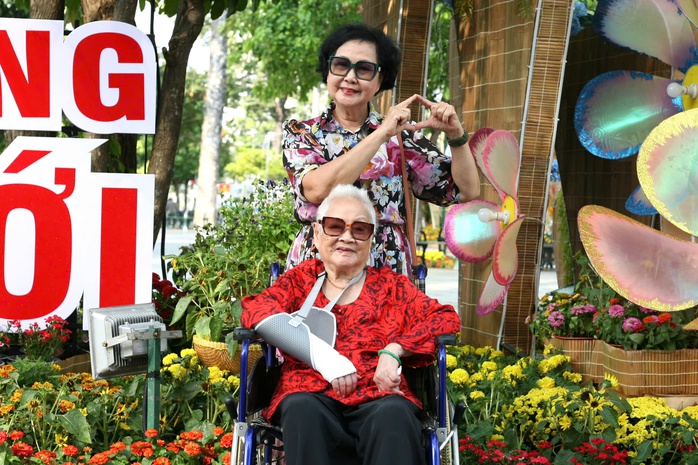 "Áo mới ngày xuân" tại nhiều công viên ở TP HCM- Ảnh 8. "Áo mới ngày xuân" tại nhiều công viên ở TP HCM- Ảnh 8.