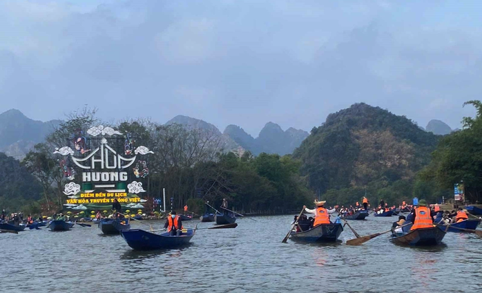 Chùa Hương đón hơn 1,9 vạn lượt khách ngày đầu năm- Ảnh 1. Chùa Hương đón hơn 1,9 vạn lượt khách ngày đầu năm- Ảnh 1.