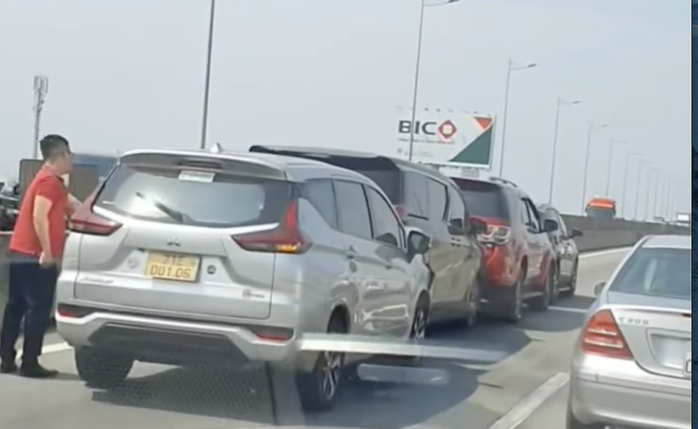 Va chạm liên hoàn trên cao tốc TP HCM - Long Thành, ùn ứ kéo dài- Ảnh 1. Va chạm liên hoàn trên cao tốc TP HCM - Long Thành, ùn ứ kéo dài- Ảnh 1.