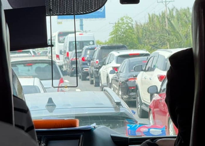 Va chạm liên hoàn trên cao tốc TP HCM - Long Thành, ùn ứ kéo dài- Ảnh 3. Va chạm liên hoàn trên cao tốc TP HCM - Long Thành, ùn ứ kéo dài- Ảnh 3.