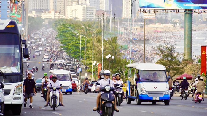 Hình ảnh Vũng Tàu mùng 4 Tết ken đặc người tắm biển- Ảnh 5.