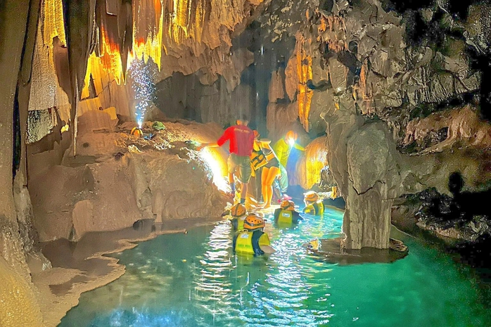 Bí ẩn hồ nước độc lạ "có một không hai" ở Quảng Bình- Ảnh 2. Bí ẩn hồ nước độc lạ "có một không hai" ở Quảng Bình- Ảnh 2.