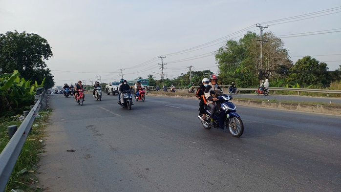 VIDEO: Người lao động miền Tây lỉnh kỉnh trở lại nơi làm việc- Ảnh 1. VIDEO: Người lao động miền Tây lỉnh kỉnh trở lại nơi làm việc- Ảnh 1.