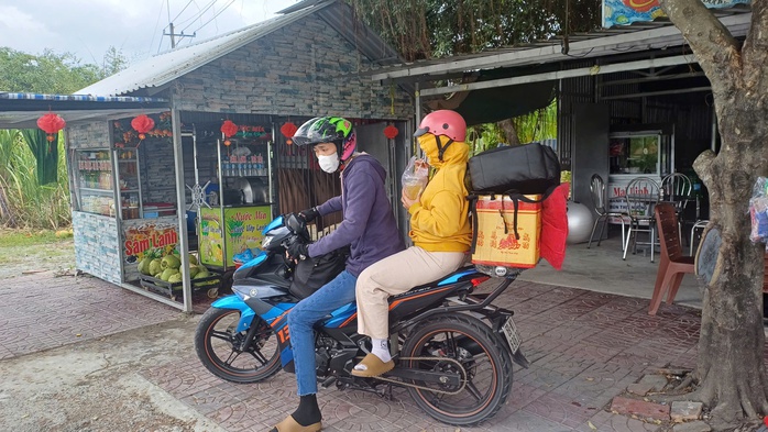 VIDEO: Người lao động miền Tây lỉnh kỉnh trở lại nơi làm việc- Ảnh 3. VIDEO: Người lao động miền Tây lỉnh kỉnh trở lại nơi làm việc- Ảnh 3.
