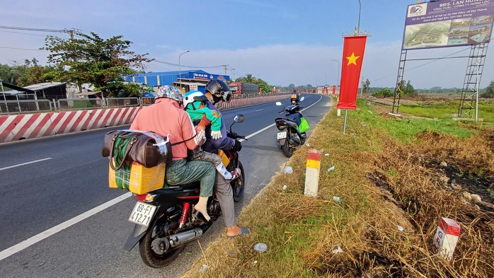 VIDEO: Người lao động miền Tây lỉnh kỉnh trở lại nơi làm việc- Ảnh 7. VIDEO: Người lao động miền Tây lỉnh kỉnh trở lại nơi làm việc- Ảnh 7.