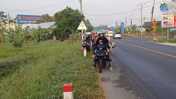 VIDEO: Người lao động miền Tây lỉnh kỉnh trở lại nơi làm việc- Ảnh 8. VIDEO: Người lao động miền Tây lỉnh kỉnh trở lại nơi làm việc- Ảnh 8.