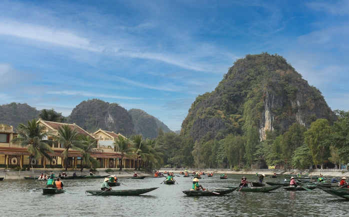 Hàng vạn du khách đổ về các điểm du lịch nổi tiếng Ninh Bình- Ảnh 8. Hàng vạn du khách đổ về các điểm du lịch nổi tiếng Ninh Bình- Ảnh 8.