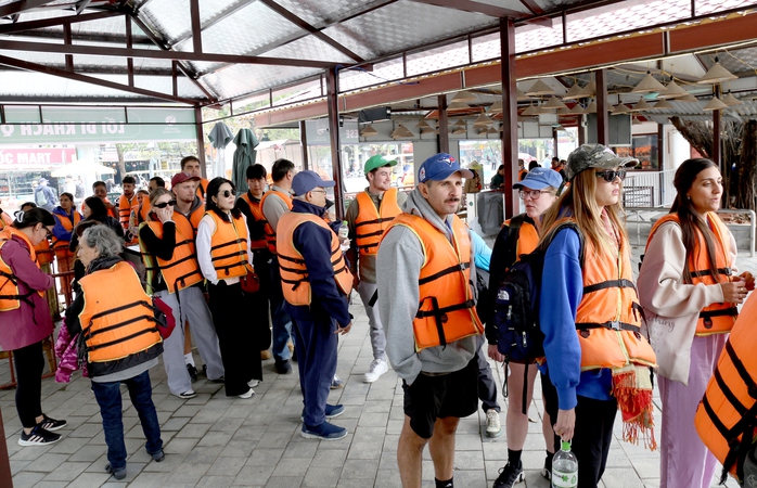Hàng vạn du khách đổ về các điểm du lịch nổi tiếng Ninh Bình- Ảnh 1. Hàng vạn du khách đổ về các điểm du lịch nổi tiếng Ninh Bình- Ảnh 1.