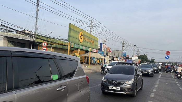 Người dân nườm nượp trở lại Đồng Nai, TP HCM chiều mùng 4 Tết- Ảnh 3. Người dân nườm nượp trở lại Đồng Nai, TP HCM chiều mùng 4 Tết- Ảnh 3.