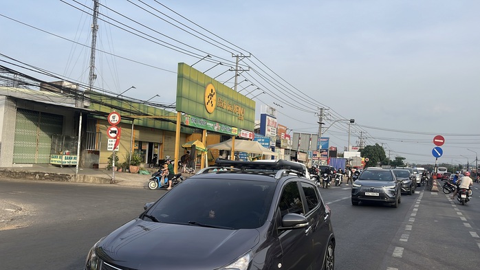 Người dân nườm nượp trở lại Đồng Nai, TP HCM chiều mùng 4 Tết- Ảnh 1. Người dân nườm nượp trở lại Đồng Nai, TP HCM chiều mùng 4 Tết- Ảnh 1.