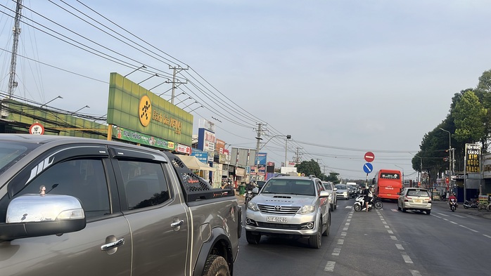 Người dân nườm nượp trở lại Đồng Nai, TP HCM chiều mùng 4 Tết- Ảnh 2. Người dân nườm nượp trở lại Đồng Nai, TP HCM chiều mùng 4 Tết- Ảnh 2.