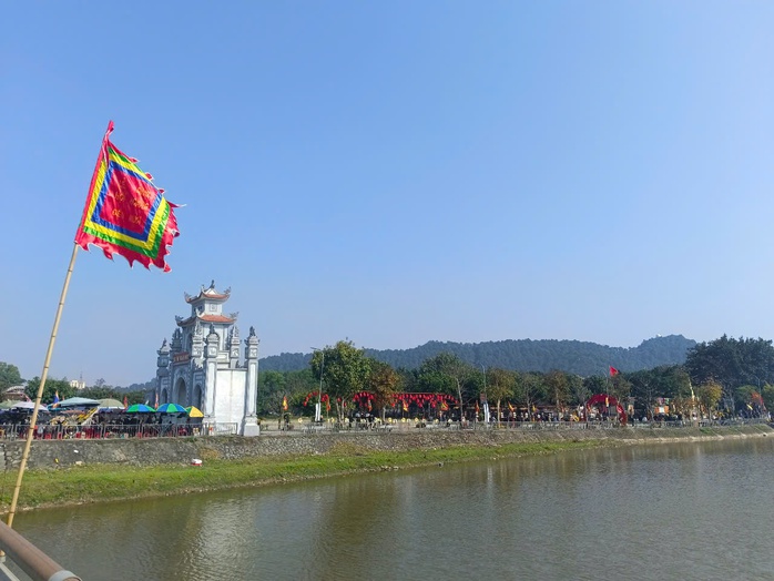 VIDEO: Người dân nô nức đi lễ Đền Ông Hoàng Mười cầu may- Ảnh 1. VIDEO: Người dân nô nức đi lễ Đền Ông Hoàng Mười cầu may- Ảnh 1.