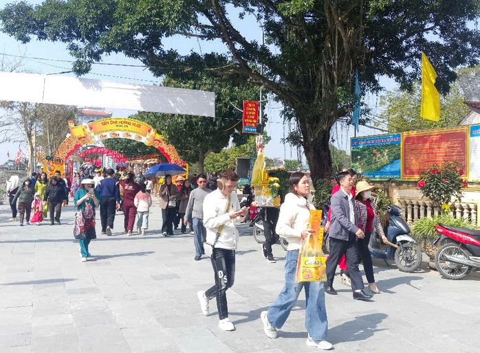 VIDEO: Người dân nô nức đi lễ Đền Ông Hoàng Mười cầu may- Ảnh 7. VIDEO: Người dân nô nức đi lễ Đền Ông Hoàng Mười cầu may- Ảnh 7.