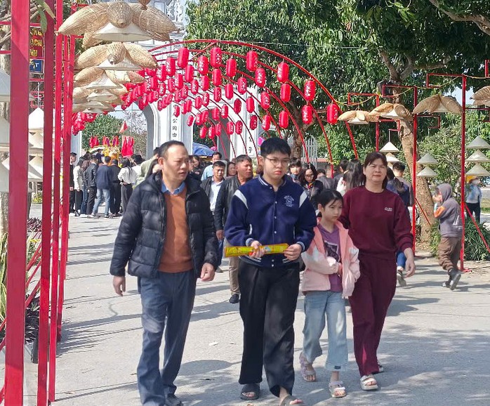 VIDEO: Người dân nô nức đi lễ Đền Ông Hoàng Mười cầu may- Ảnh 5. VIDEO: Người dân nô nức đi lễ Đền Ông Hoàng Mười cầu may- Ảnh 5.