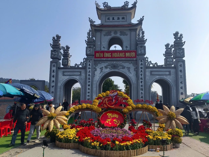 VIDEO: Người dân nô nức đi lễ Đền Ông Hoàng Mười cầu may- Ảnh 2. VIDEO: Người dân nô nức đi lễ Đền Ông Hoàng Mười cầu may- Ảnh 2.