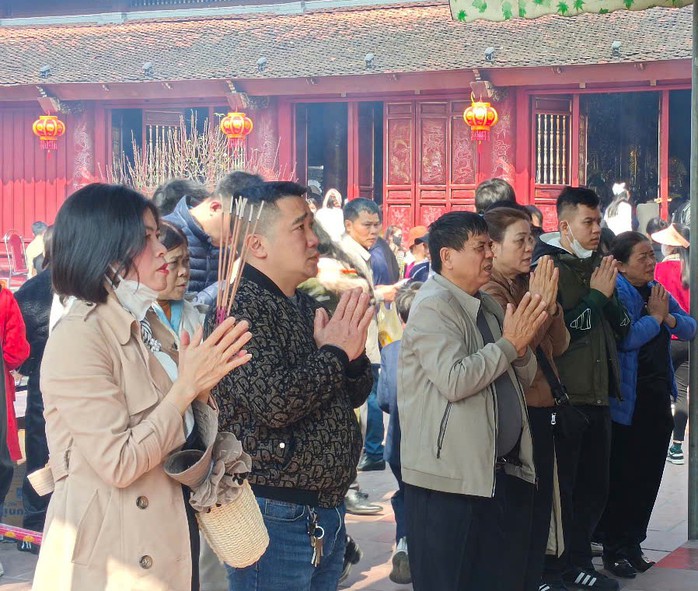 VIDEO: Người dân nô nức đi lễ Đền Ông Hoàng Mười cầu may- Ảnh 8. VIDEO: Người dân nô nức đi lễ Đền Ông Hoàng Mười cầu may- Ảnh 8.