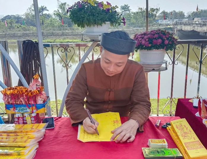 VIDEO: Người dân nô nức đi lễ Đền Ông Hoàng Mười cầu may- Ảnh 6. VIDEO: Người dân nô nức đi lễ Đền Ông Hoàng Mười cầu may- Ảnh 6.