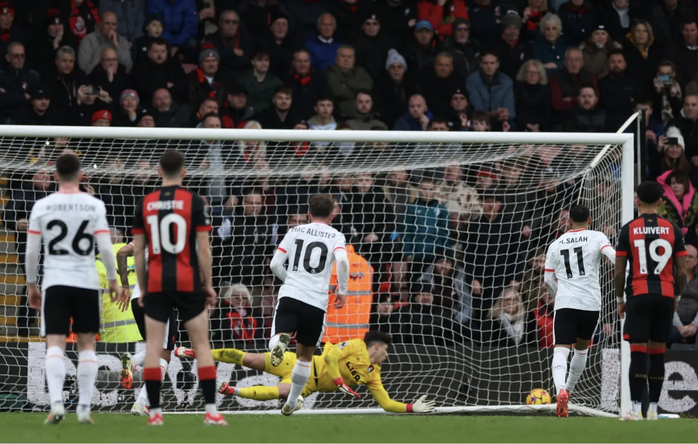 Salah tỏa sáng khó tin, Liverpool thắng chật vật Bournemouth- Ảnh 3. Salah tỏa sáng khó tin, Liverpool thắng chật vật Bournemouth- Ảnh 3.