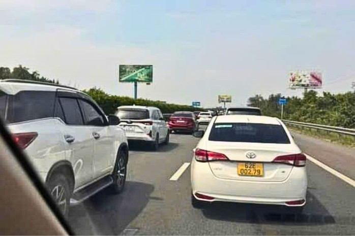 Va chạm liên hoàn trên cao tốc TP HCM - Long Thành, ùn ứ kéo dài- Ảnh 2. Va chạm liên hoàn trên cao tốc TP HCM - Long Thành, ùn ứ kéo dài- Ảnh 2.