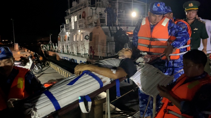 Cảnh sát biển điều tàu đi hỗ trợ thuyền viên nước ngoài bị bệnh- Ảnh 2. Cảnh sát biển điều tàu đi hỗ trợ thuyền viên nước ngoài bị bệnh- Ảnh 2.