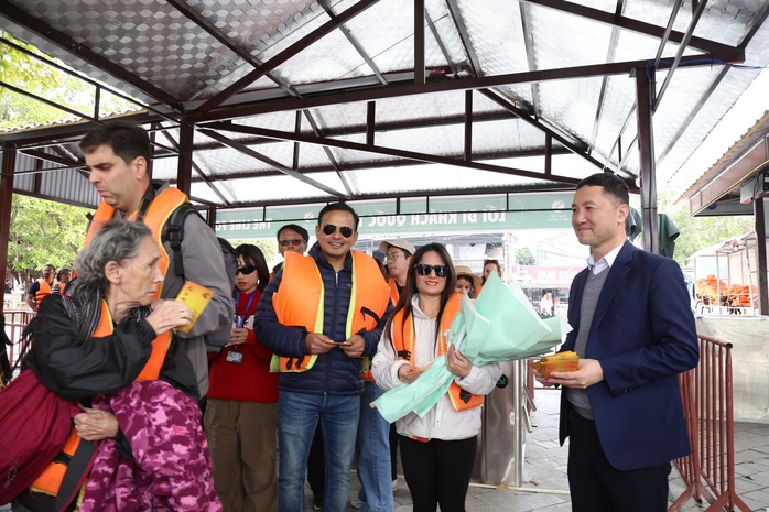 Hàng vạn du khách đổ về các điểm du lịch nổi tiếng Ninh Bình- Ảnh 6. Hàng vạn du khách đổ về các điểm du lịch nổi tiếng Ninh Bình- Ảnh 6.