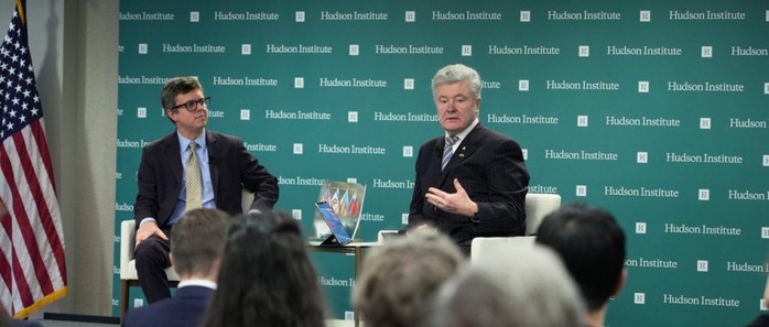 Cựu Tổng thống Ukraine Petro Poroshenko (phải) phát biểu tại Viện Hudson (Mỹ) hôm 5-2 Ảnh: eurosolidarity.org Cựu Tổng thống Ukraine Petro Poroshenko (phải) phát biểu tại Viện Hudson (Mỹ) hôm 5-2 Ảnh: eurosolidarity.org